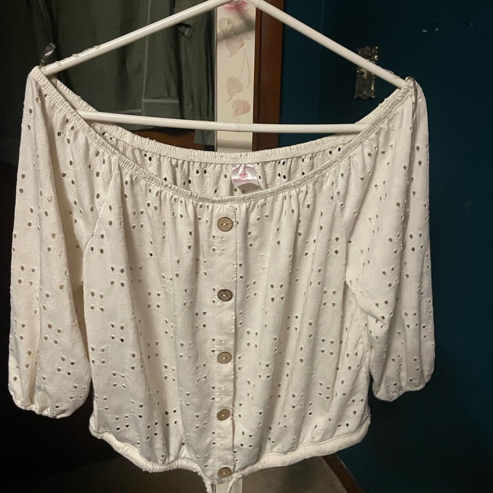 Xlarge cream colored button up eyelet hole 3/4 sleeve top